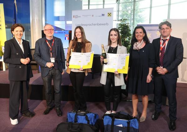 Mehrsprachigkeit Englisch-Französisch: 1. Platz (Melanie Azetmüller, BHAK Hallein) und 2. Platz (Heda Murtaewa, BHAK St. Johann) ©Franz Neumayr