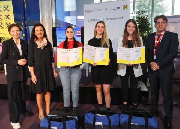 Mehrsprachigkeit Englisch-Russisch: 1. Platz Tijana Radovic (BHAK Neumarkt), 2. Platz (Melisa Omerovic, BHAK1 Salzburg) und 3. Platz (Katarina Vedral, BHAK1 Salzburg) ©Franz Neumayr