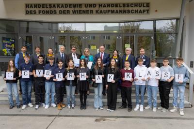 1. Reihe: Schülerinnen und Schüler des ersten Jahrgangs der CyberHAK. 2. Reihe: (v.l.n.r.) Stefan Lamprechter, Thomas Racher, Silvia Wallner (alle drei Projektteam CyberHAK), Martin Göbel (Vorstand Fonds der Wr. Kaufmannschaft), BM Martin Polaschek, Astrid Holzer (Direktorin VBS Floridsdorf), BM Gerhard Karner, Sabine Wachutka (Projektteam CyberHAK), Helmut Schramm (Vorstand Fonds der Wr. Kaufmannschaft), Thomas Heidecker-De Leon (Projektteam CyberHAK) | (c) Harald Klemm