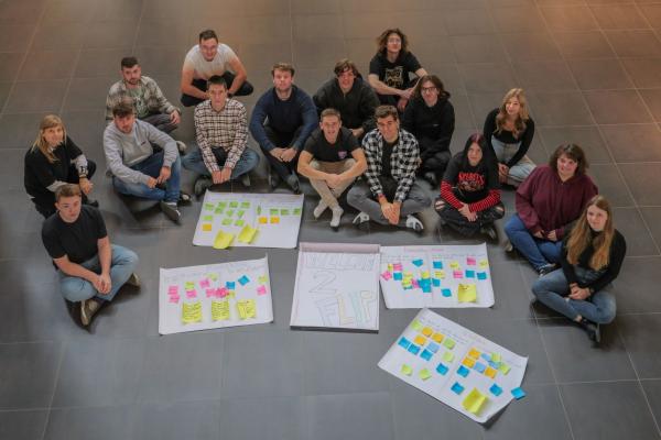 Klassenlehrerin Mag. Daniela Gritzner mit ihren Schüler:innen (C) HAK/HTL Spittal/Drau