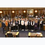 Foto6_ Jugendparlament: Foto der Klasse im Foyer des Parlamentsgebäudes