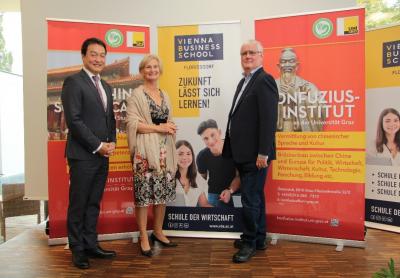 Bild links: KommR Helmut Schramm, Vorstand des Fonds d. Wr. Kaufmannschaft, Susanne Neuner, Direktorin der VBS Floridsdorf (M.) und Dr. Wan Jie Chen vom Konfuzius-Institut an der Universität Graz. Bild oben: Für einen Tag stand u.a. „Chinesischer Scherenschnitt“ auf dem Stundenplan