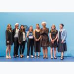 Links nach rechts: Romana Offenhuber,  Mag. Marianne Hofmanninger (Lehrerin der Schülerinnen), Dr. Marilies Jelovsek, MSc (OeNB), Antonia Stempfer, Julia Feichtenschlager, Christine Lagarde (EZB Präsidentin), Elena Reichinger, Alexandra Grafenstätter (Quelle:  ©Andrej Hanzekovic/ECB)