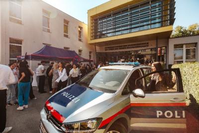 Info- und Recruitingstände der Wiener Polizei vor der Vienna Business School Floridsdorf im Rahmen von „100 Jahre Interpol – Students meet Interpol Officials“