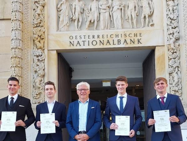 Foto 1: von l.n.r. Maurus Mack, Martin Kastner, Prof. Mag. Wolfgang Daringer, Fabian Greinmeister, Nikolas Klaunzer