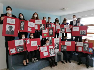 Schüler/innen der 4AK HAK Tulln Gedenken der Opfer des Holocausts und tragen dazu bei, dass das Schicksal dieser Menschen nicht vergessen wird.