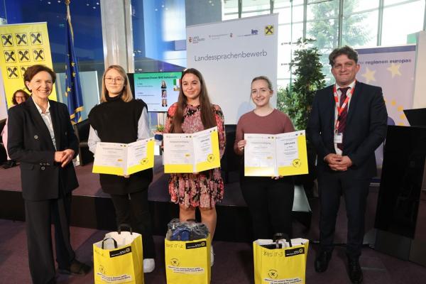Italienisch: 1. Platz (Raffaela Paris, BHAK1 Salzburg) und 2. Platz (Julia Thalhammer, BHAK Hallein) ©Franz Neumayr