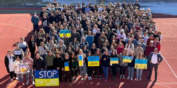 Schüler:innen und Mitarbeiter der HAK Lienz sammelten 2.000 Euro für die Opfer des Krieges in der Ukraine. Foto: HAK Lienz