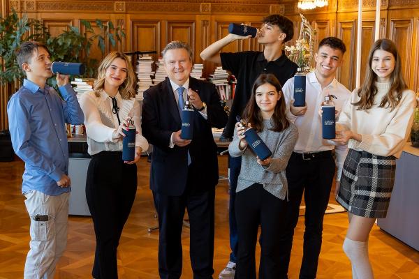 v.l.n.r.: Jakub Semmerling (VBS Hamerlingplatz), Viktoria Filipovic (VBS Augarten), Bürgermeister Michael Ludwig, Sophie Hosemann (VBS Hamerlingplatz, im Vordergrund), Lukas Profohs (im Hintergrund, VBS Hamerlingplatz), Arthur Marinho PIgnolatti (VBS Augarten), Emilia Bohrn (VBS Hamerlingplatz) Copyright: Harald Klemm